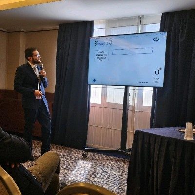Il Dott. Marco Gioia durante una relazione a un congresso di oftalmologia